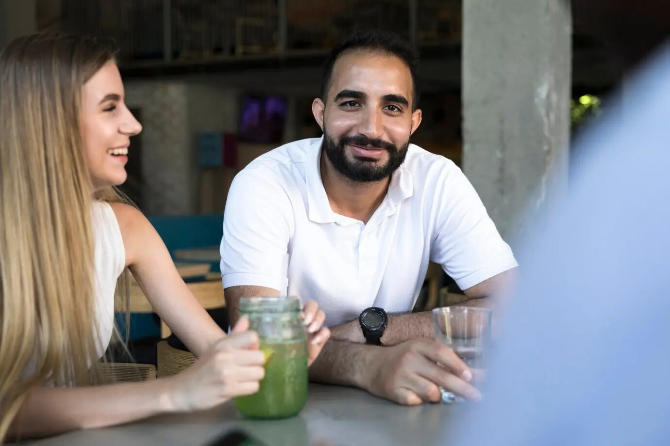 Фронтальный вид разнообразной компании друзей за распитием напитков.