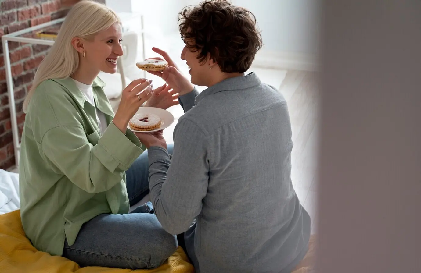 Снимок в полный рост счастливой пары с печеньем