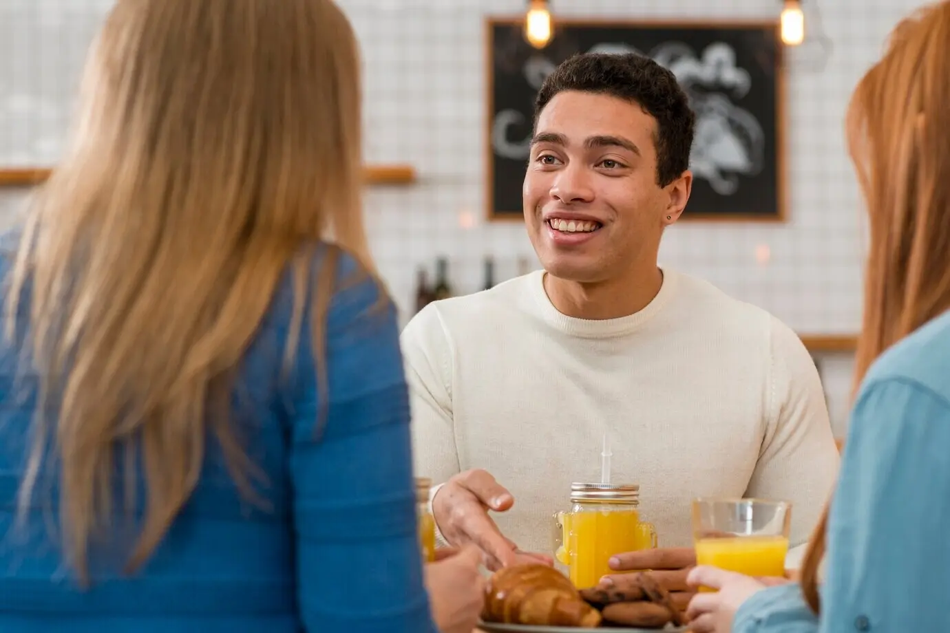Вид спереди на друзей, проводящих время вместе.