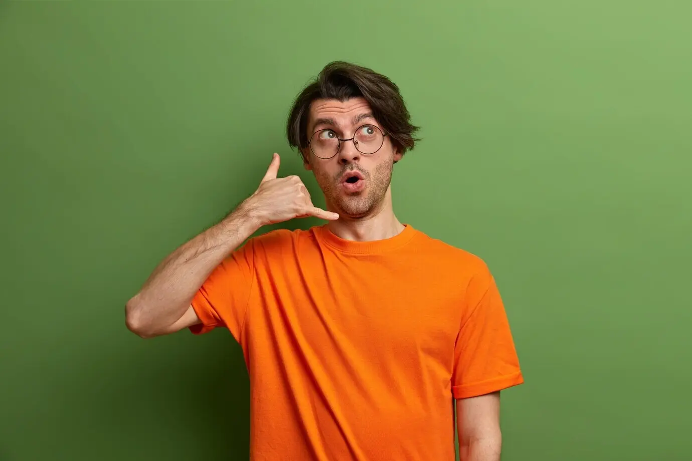 Молодой красивый мужчина-студент с модной прической, изолированный.